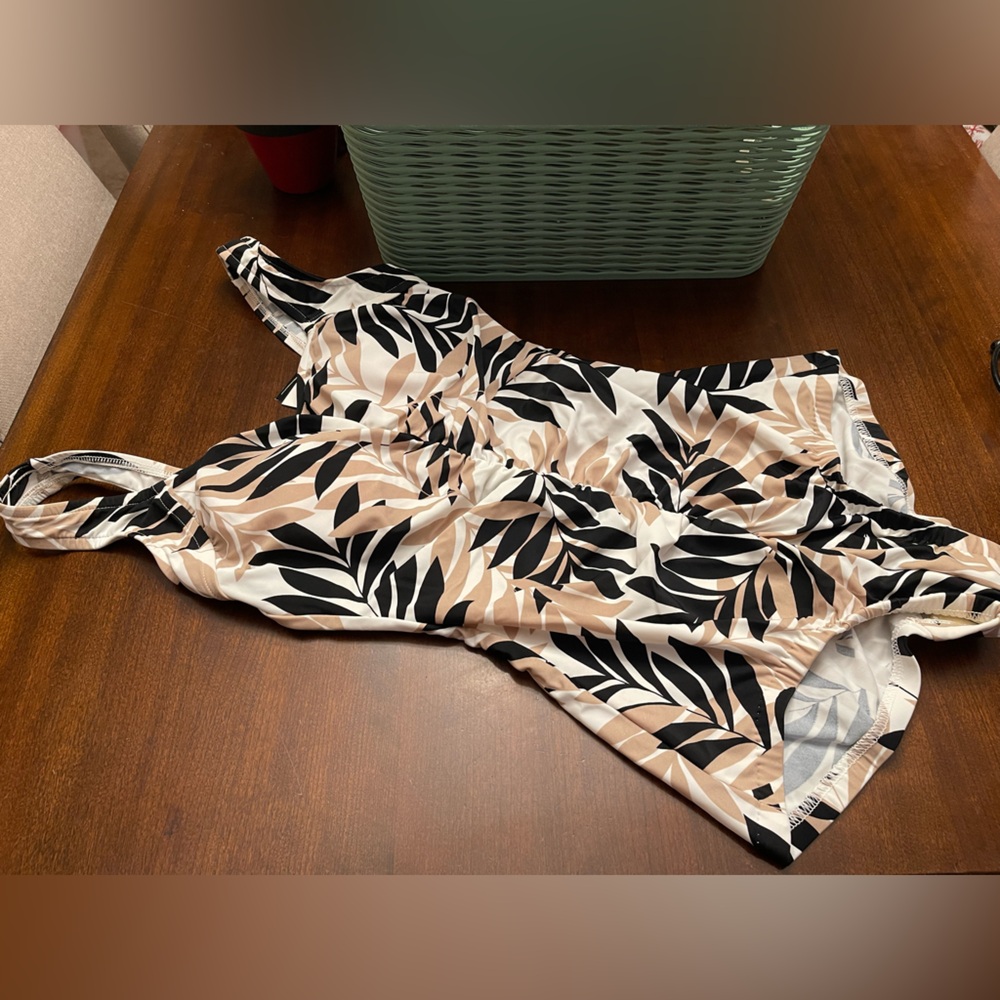 NWT Maxine of Hollywood Women's Shirred Girl Leg One Piece Swimsuit